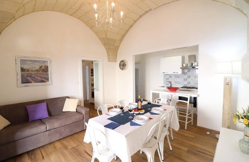 Otranto Apartment | Historic and Central Apartment "Glenda Otranto" with Terrace & Air Conditioning