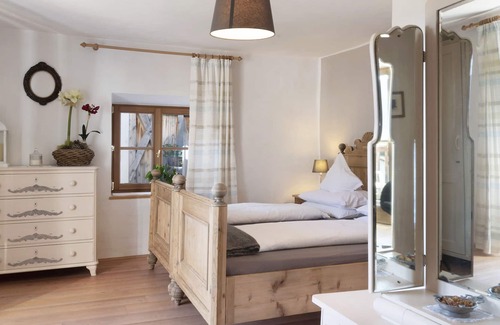 Albions Apartment | Historic apartment Huber Stube with Mountain View, Balcony & Wi-Fi