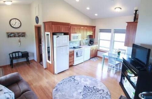 Astoria Bed & Breakfast | Historic Astoria Waterfront Views & Vintage Vibes