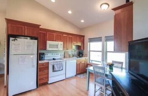 Astoria Bed & Breakfast | Historic Astoria Waterfront Views & Vintage Vibes