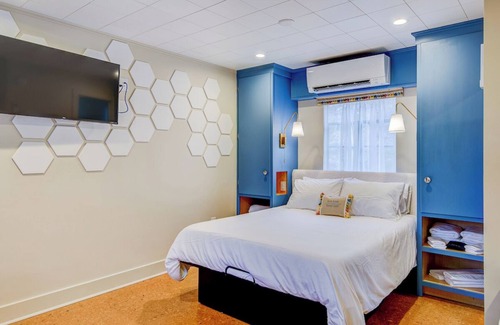 Boone Hotel | Historic Blue Ridge Tourist Court - Queen Standard (Pet Friendly)