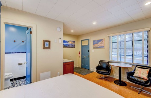 Boone Hotel | Historic Blue Ridge Tourist Court - Queen Standard (Pet Friendly)