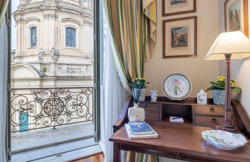 Rome City Centre Apartment | Historic Charm at Colonna Traiana: 5-Star Luxury Living in the Heart of Rome