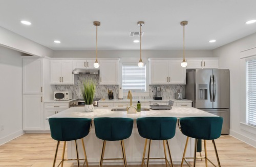 Monte Vista Apartment | Historic Charm Modern Stay Near Zoo, Downtown & Pearl. Fast Wi-Fi, Pet-Friendly!