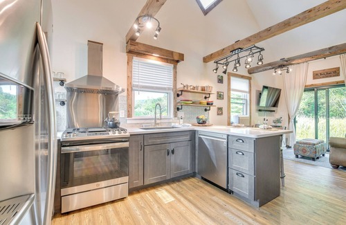Moscow House | Historic Charm + Modern Luxury: 6 Mi to Stowe Mtn