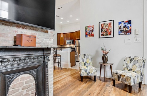 Faubourg Lafayette Condo | Historic Condominium Steps Away from St Charles Ave and Mardi Gras Parade Route