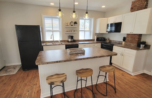 North East House | Historic Creekside Home - 2br 2.5ba - Downtown North East