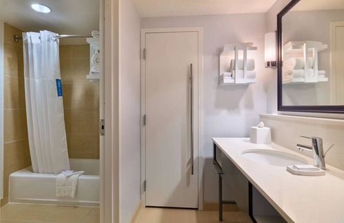 Mount Vernon Triangle Hotel | Historic D.C. Within Reach: Stay by Museums, Free Breakfast, Pet-Friendly