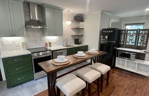 Hattiesburg Apartment | Historic Downtown Carriage House & Oaisis