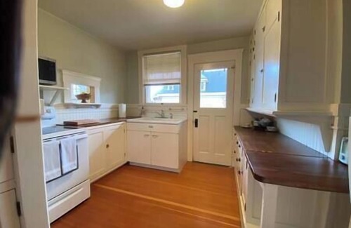 Astoria Apartment | Historic Downtown Riverview Flat, No. 4