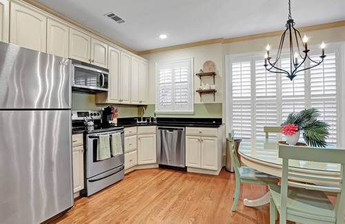Historic District - North Apartment | Historic Downtown Savannah * Walk to Forsyth Park * Sleeps 4