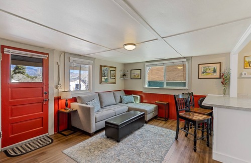 Flagstaff Cottage | Historic Farmhouse close to Downtown