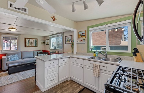 Flagstaff Cottage | Historic Farmhouse close to Downtown