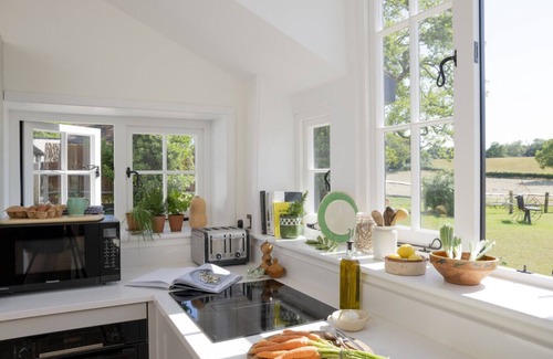 Plumpton Green Cottage | Historic Farmhouse Retreat |South Downs |Sleeps 8