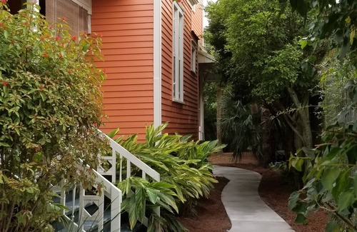 Marlyville - Fontainebleau Apartment | Historic Farmhouse Uptown Near Tulane University