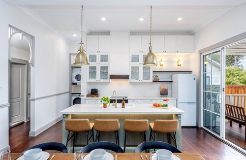 Cessnock House | Historic Former Sunday School w Hot Tub, Fireplace, Netflix, AC & WiFi. NEW Reno