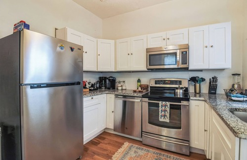 Historic Downtown Savannah House | Historic Gem on Nicoll St - Steps to Forsyth Park & River St!