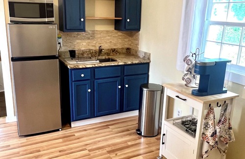 Laurel Apartment | Historic Hilltop Guesthouse - Charming studio/cottage one block from downtown