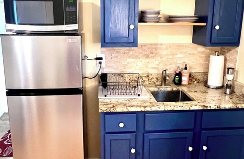 Laurel Apartment | Historic Hilltop Guesthouse - Charming studio/cottage one block from downtown