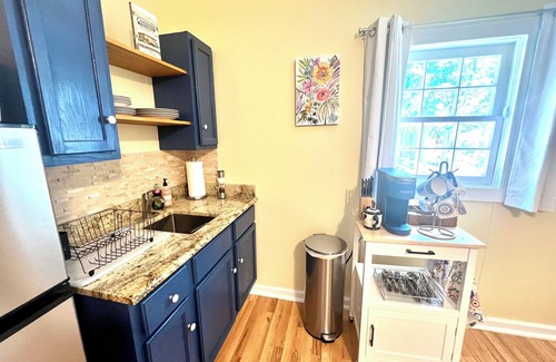 Laurel Apartment | Historic Hilltop Guesthouse - Charming studio/cottage one block from downtown