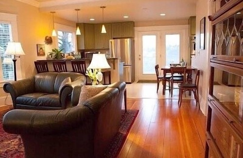 Newport House | Historic Home in Heart of Nye Beach with Ocean Views & Private Outdoor Hot Tub