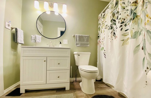 Carlinville House | Historic Home near Blackburn and Square - two king beds, washer/dryer, spacious