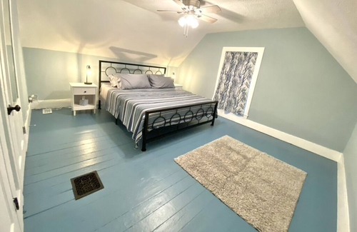 Carlinville House | Historic Home near Blackburn and Square - two king beds, washer/dryer, spacious
