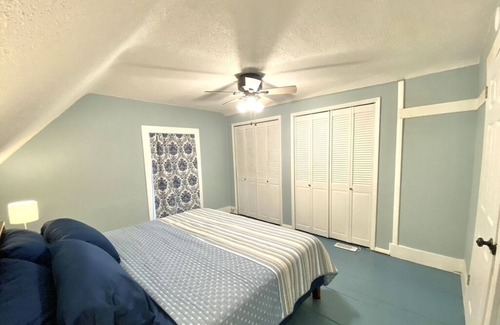 Carlinville House | Historic Home near Blackburn and Square - two king beds, washer/dryer, spacious