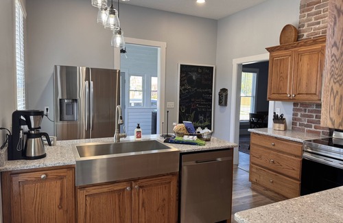 Vincennes House | Historic home with modern amenities located in the heart of downtown Vincennes.