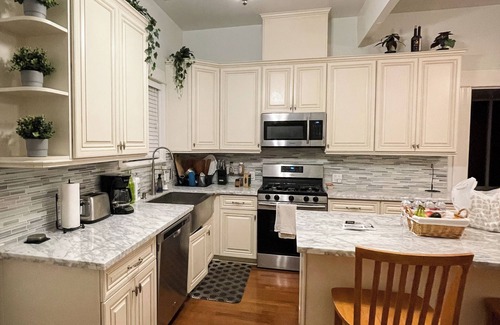 Downtown Riverside House | Historic Off-Campus Housing in Downtown Riverside 市中心历史悠久的宿舍