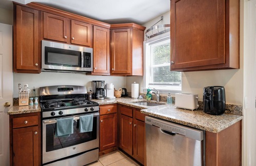 Old Town West House | Historic Old Town+Metro Alexandria Townhome Walk Score 95 King Bed Pet Friendly