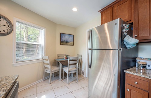 Old Town West House | Historic Old Town+Metro Alexandria Townhome Walk Score 95 King Bed Pet Friendly