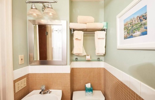 Gayborhood Hotel | Historic Philly Room 7 Miles Away from Downtown | Free Continental Breakfast