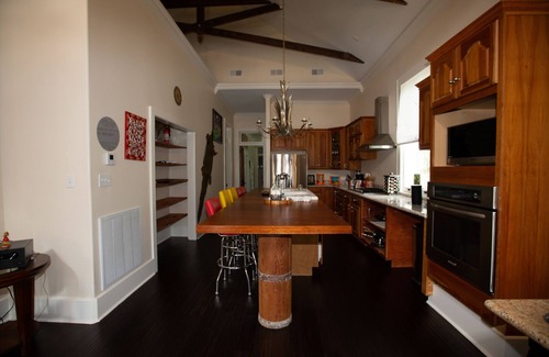 Leonidas House | Historic Riverbend Cottage: Highly walkable neighborhood, 2 blocks to streetcar!
