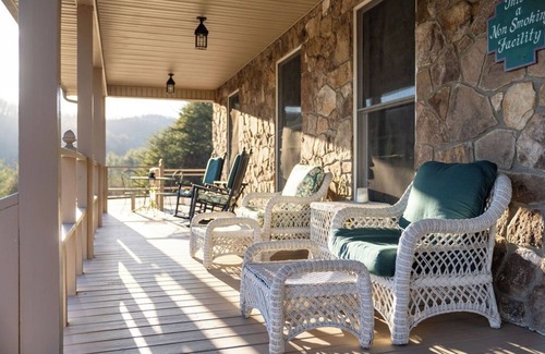 Blairsville Cabin | Historic Souther Country Inn - 11 BR Lodge Perfect for Get Togethers!