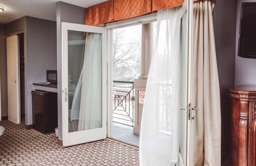 Zion Hotel | Historic Stay with Balcony and Firepits Near Beach & Theatre l 2 Relaxing Rooms