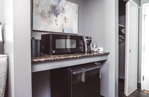 Zion Hotel | Historic Stay with Balcony and Firepits Near Beach & Theatre l 2 Relaxing Rooms
