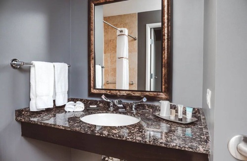 Zion Hotel | Historic Stay with Balcony and Firepits Near Beach & Theatre l 2 Relaxing Rooms