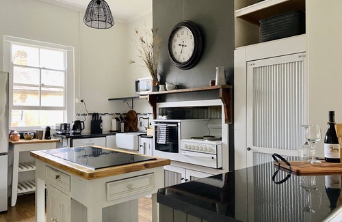 Rylstone Cottage | Historic Stone Cottage R - hotel linens - exceptional clean - 2min walk to town