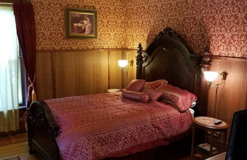 Downtown Bed & Breakfast | Historic Victorian Inn (1st/2nd Floors) 5bed 5bath