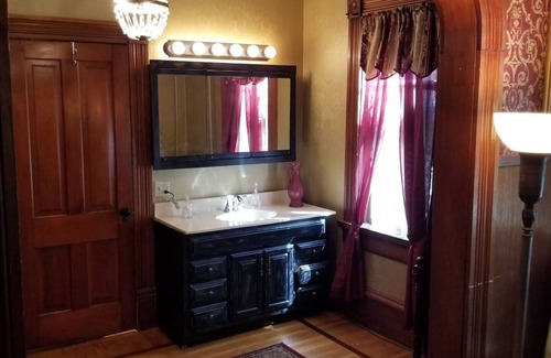 Folsom's Addition Bed & Breakfast | Historic Victorian Inn (1st/2nd Floors) 5bed 5bath