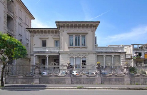 Como City Centre Villa | Historic Villa in Como Center + 4 free parking