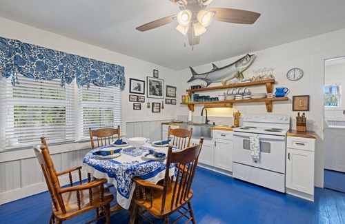 Cedar Key Cottage | Historic * Walkable * Downtown * Boat Parking * Fire Pit