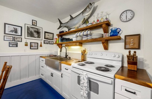 Cedar Key Cottage | Historic * Walkable * Downtown * Boat Parking * Fire Pit