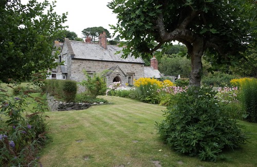Lee Cottage | Historical Chapel Cottage. Professional Tennis Court, sea views, 2 mins to beach