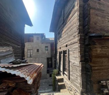 Naters Apartment | Historische Maisonettewohnung bis 10 Gäste, Magic Pass Belalp, Rosswald und mehr