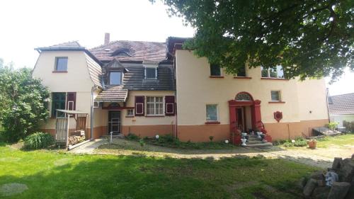 Stobnitz Apartment | Historische Schule "Ferienwohnung Pauline" I&II