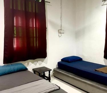 Batu Buruk House | Hj Hassan Guest House Bungalow A