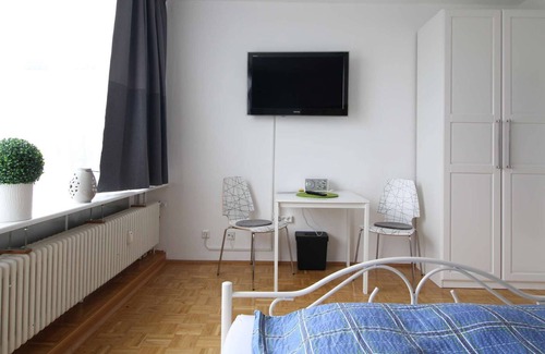 Sankt Augustin Apartment | HÖ01 large apartment with dryer and washing machine