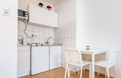 Golzheim Apartment | HÖ01 large apartment with dryer and washing machine